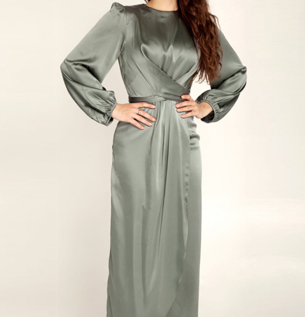 Gaun dengan belahan tinggi dan aksen kerut di pinggang